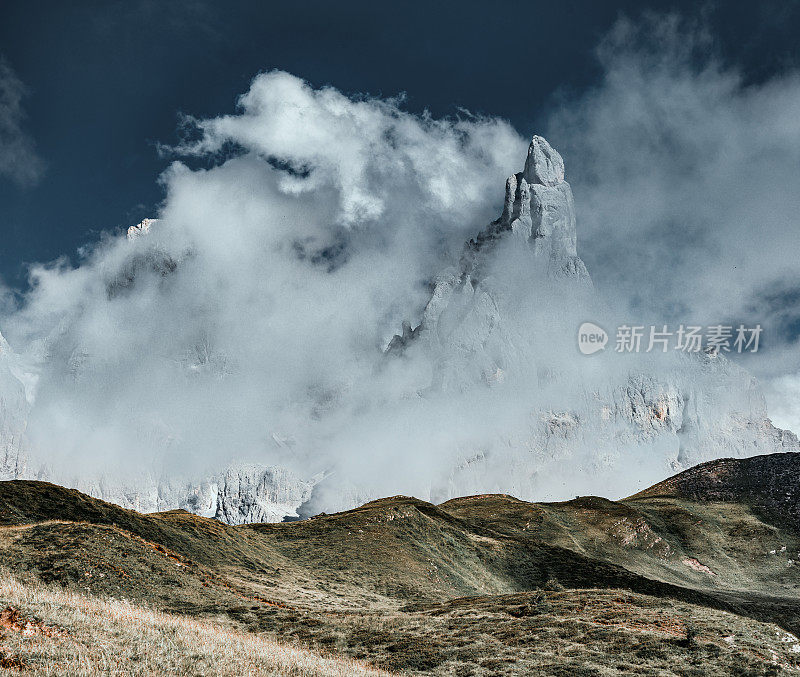 意大利Dolomites的Passo Rolle夏季景观